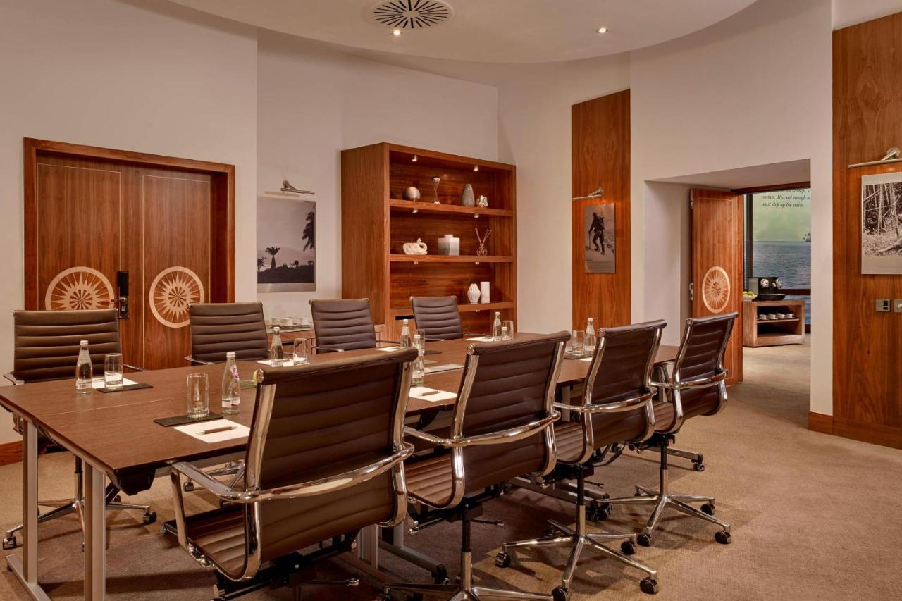 The Park Tower Knightsbridge, A Luxury Collection Hotel, Лондон Экстерьер фото Boardroom at the London Marriott Grand Hotel