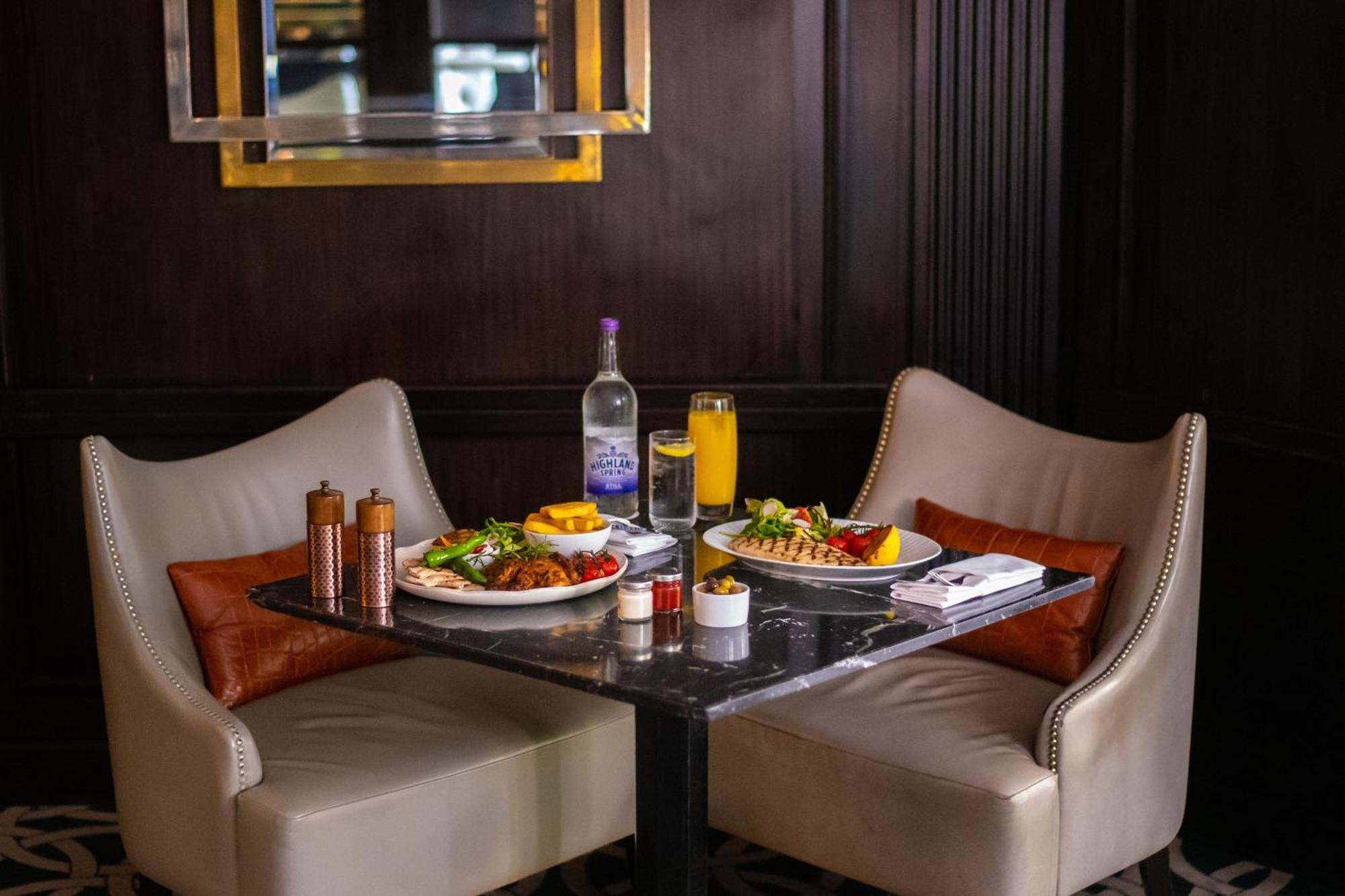 The Park Tower Knightsbridge, A Luxury Collection Hotel, Лондон Экстерьер фото A table set for breakfast