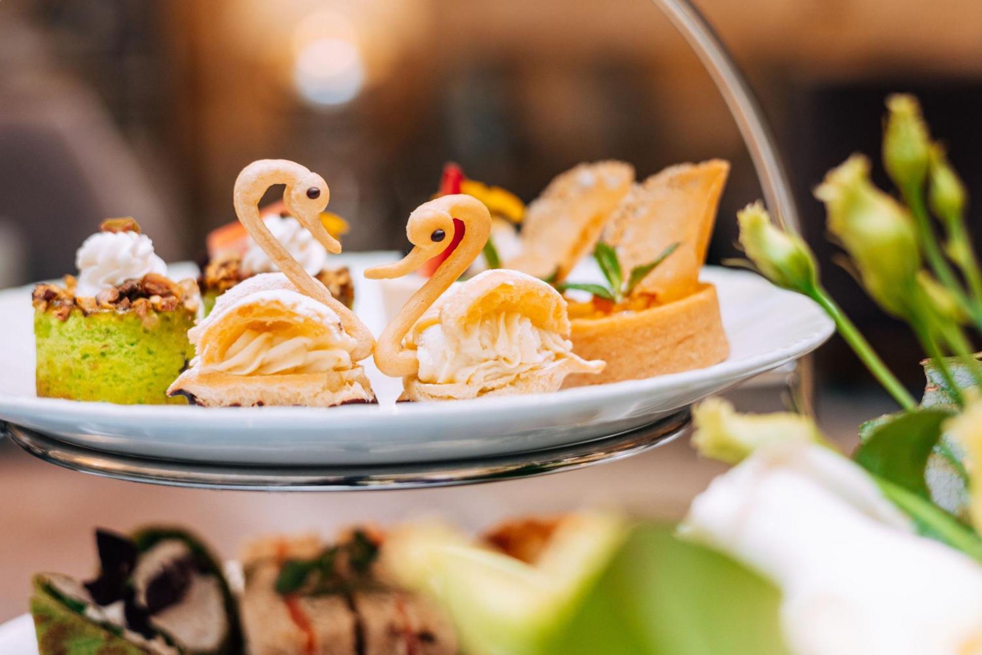 The Park Tower Knightsbridge, A Luxury Collection Hotel, Лондон Экстерьер фото A swan made of lemon