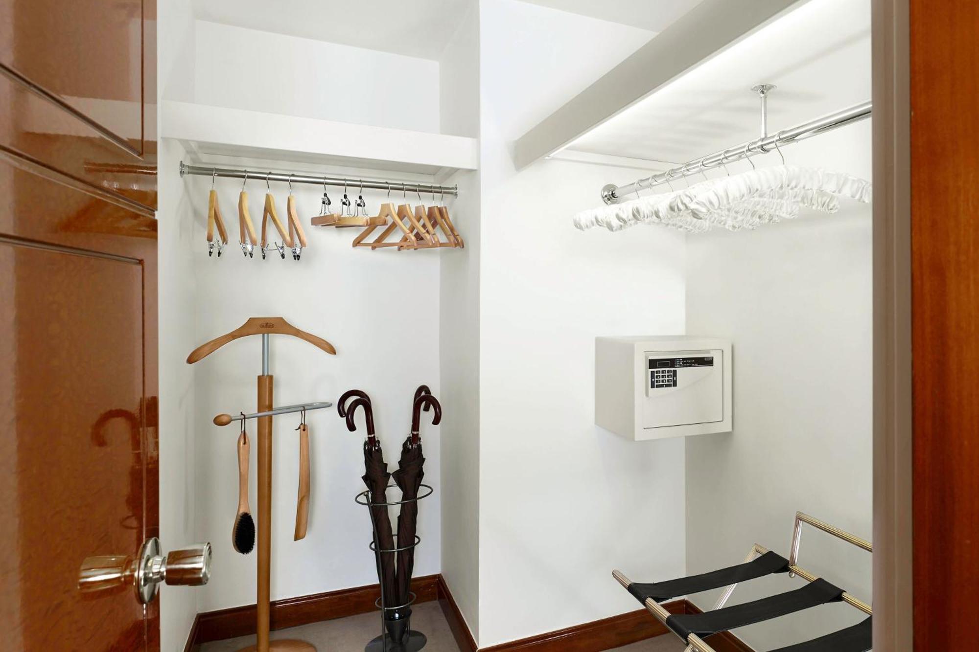The Park Tower Knightsbridge, A Luxury Collection Hotel, Лондон Экстерьер фото A modern closet