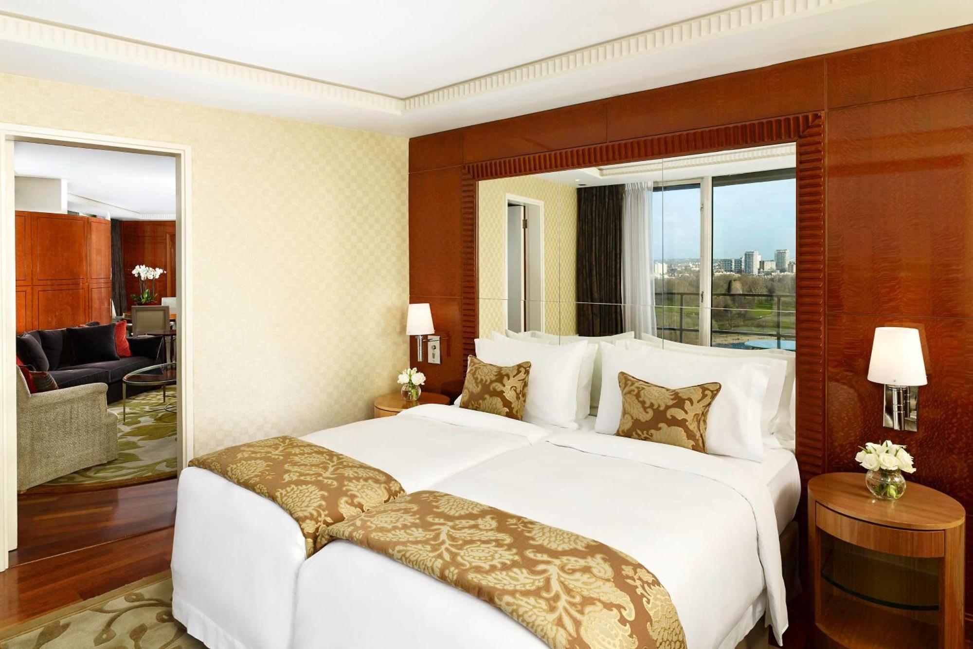 The Park Tower Knightsbridge, A Luxury Collection Hotel, Лондон Экстерьер фото A bedroom at the hotel