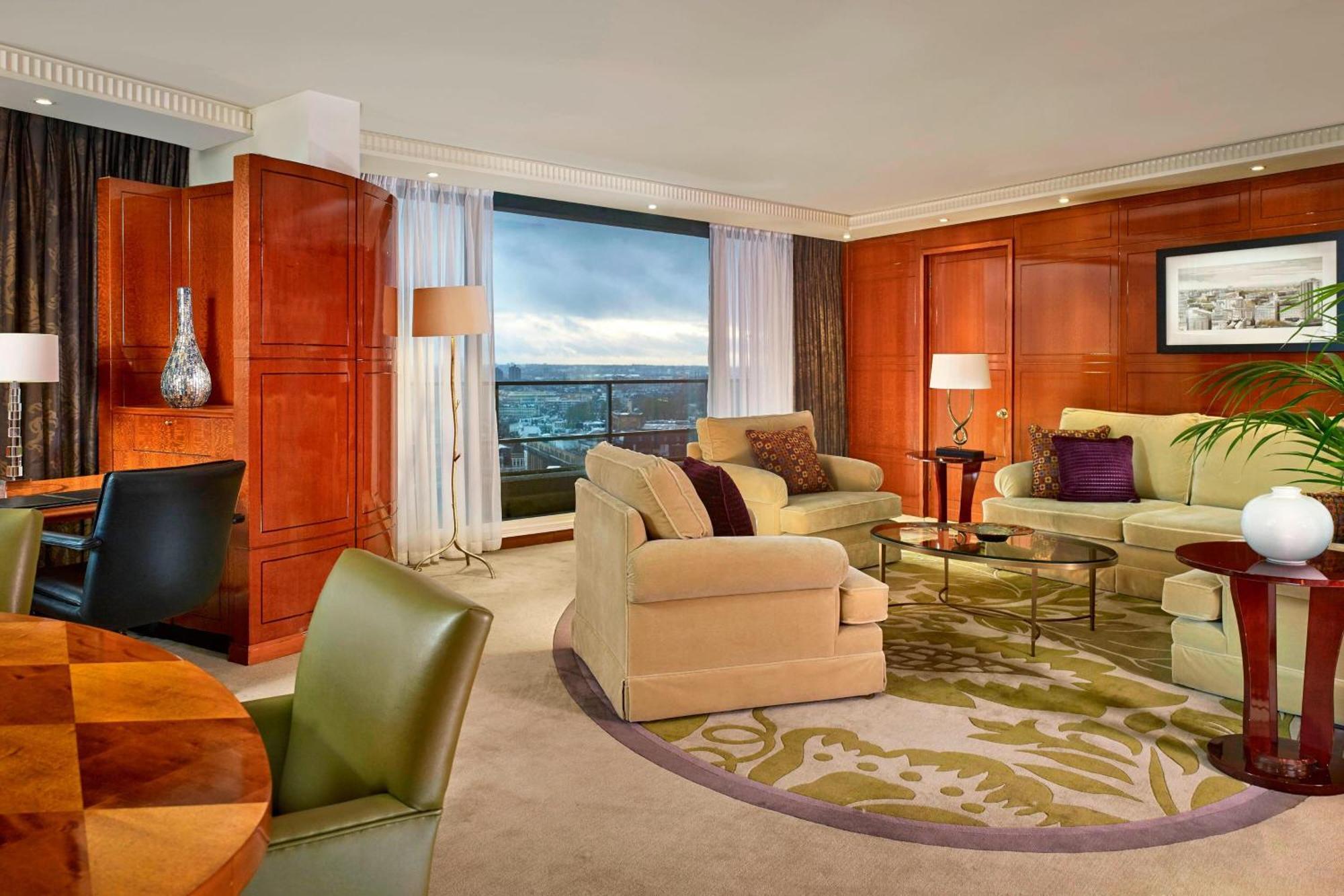 The Park Tower Knightsbridge, A Luxury Collection Hotel, Лондон Экстерьер фото A suite at the Conrad Hilton London St. George's Wharf