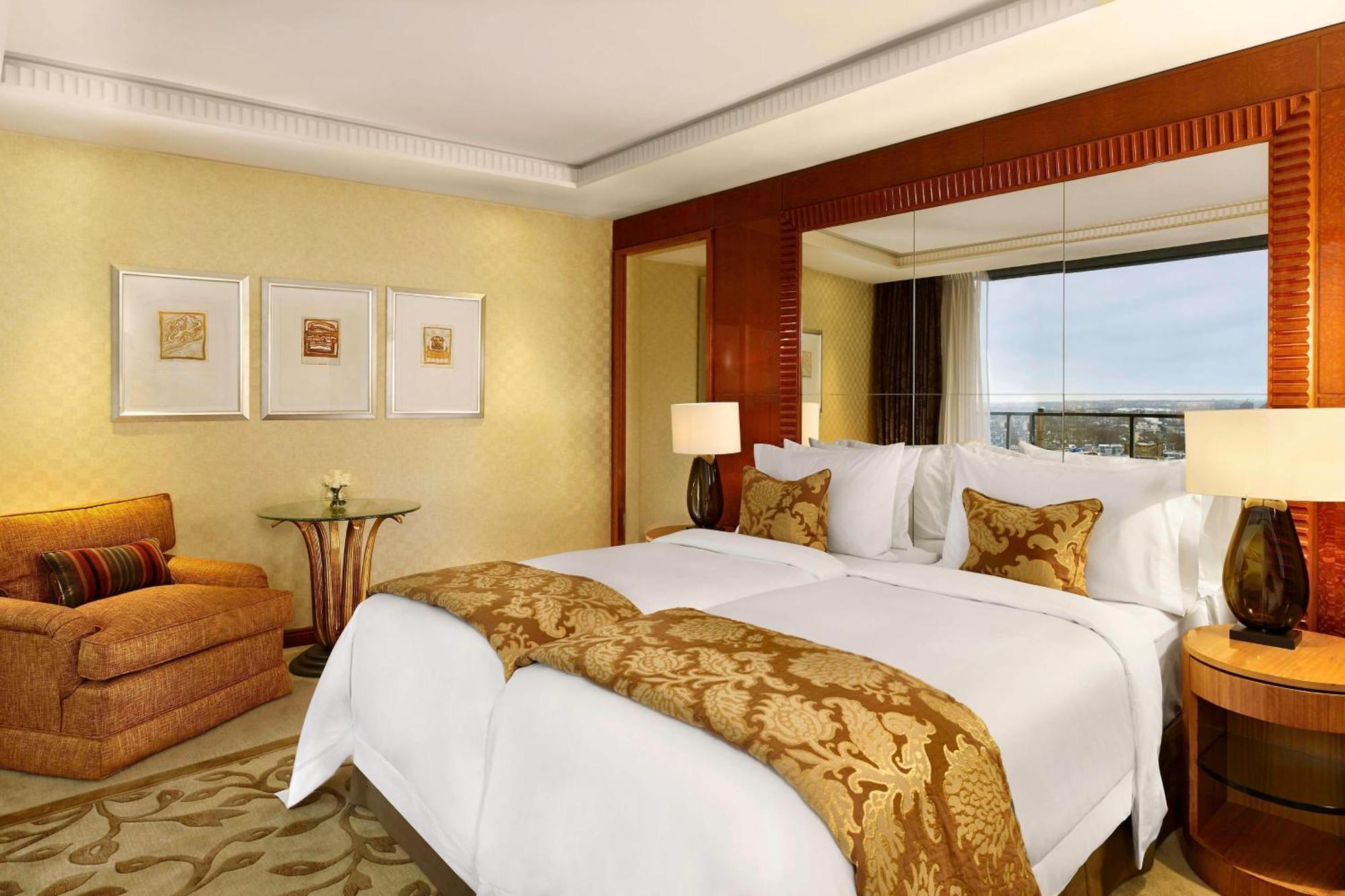 The Park Tower Knightsbridge, A Luxury Collection Hotel, Лондон Экстерьер фото A bedroom at the hotel