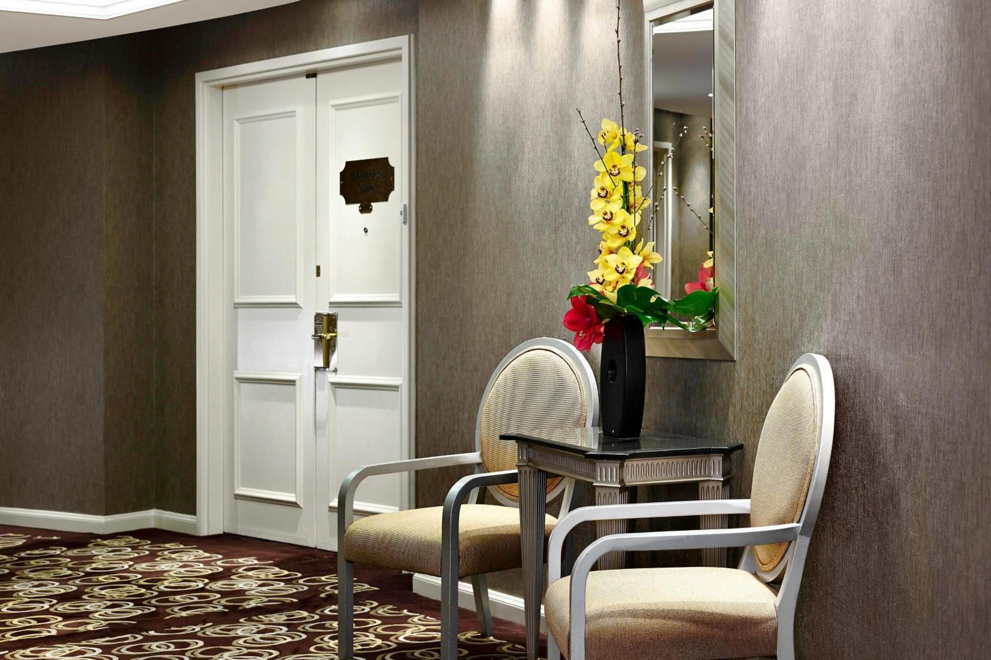 The Park Tower Knightsbridge, A Luxury Collection Hotel, Лондон Экстерьер фото A door with a peephole