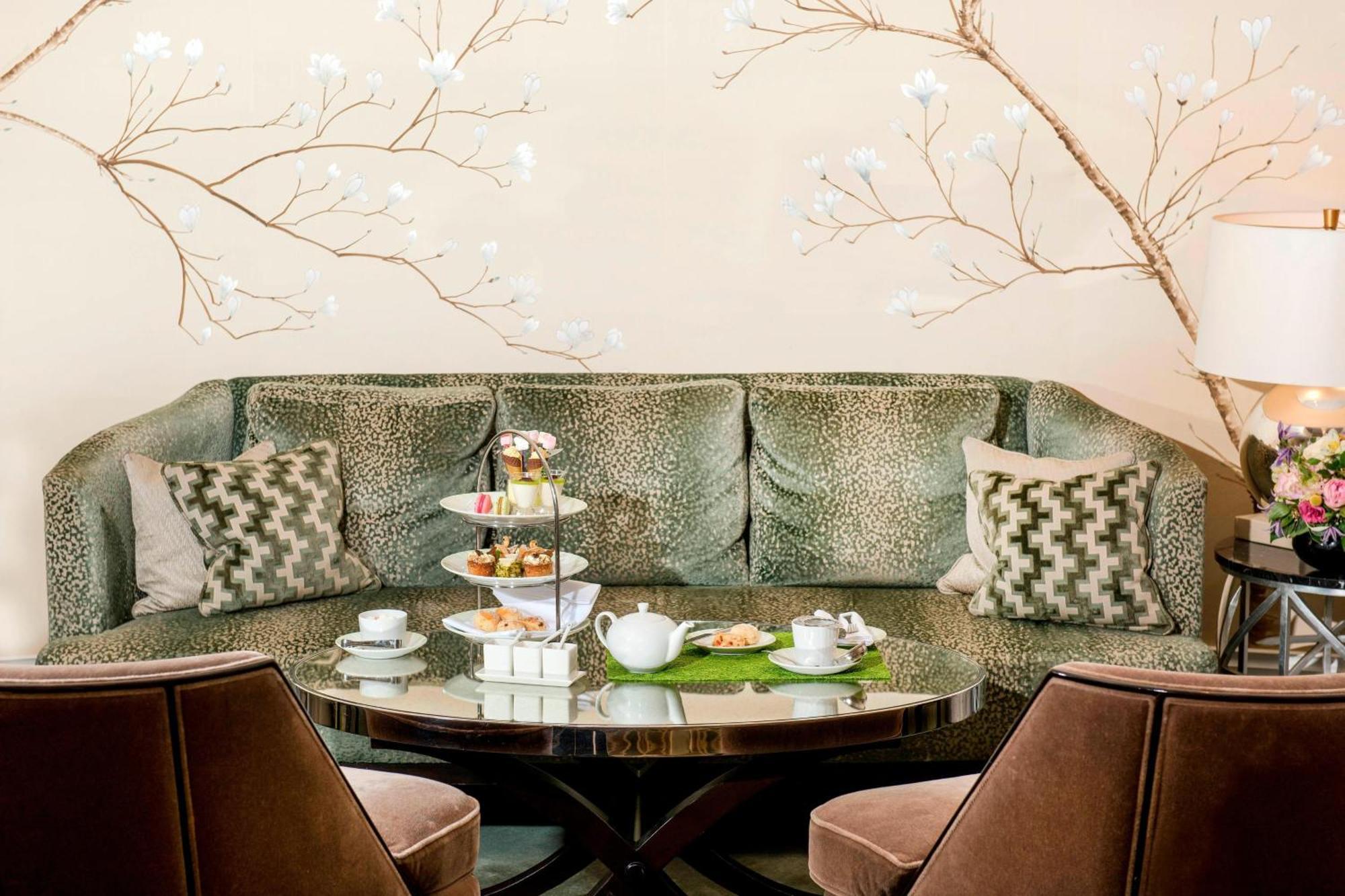 The Park Tower Knightsbridge, A Luxury Collection Hotel, Лондон Экстерьер фото Tea time at the lobby