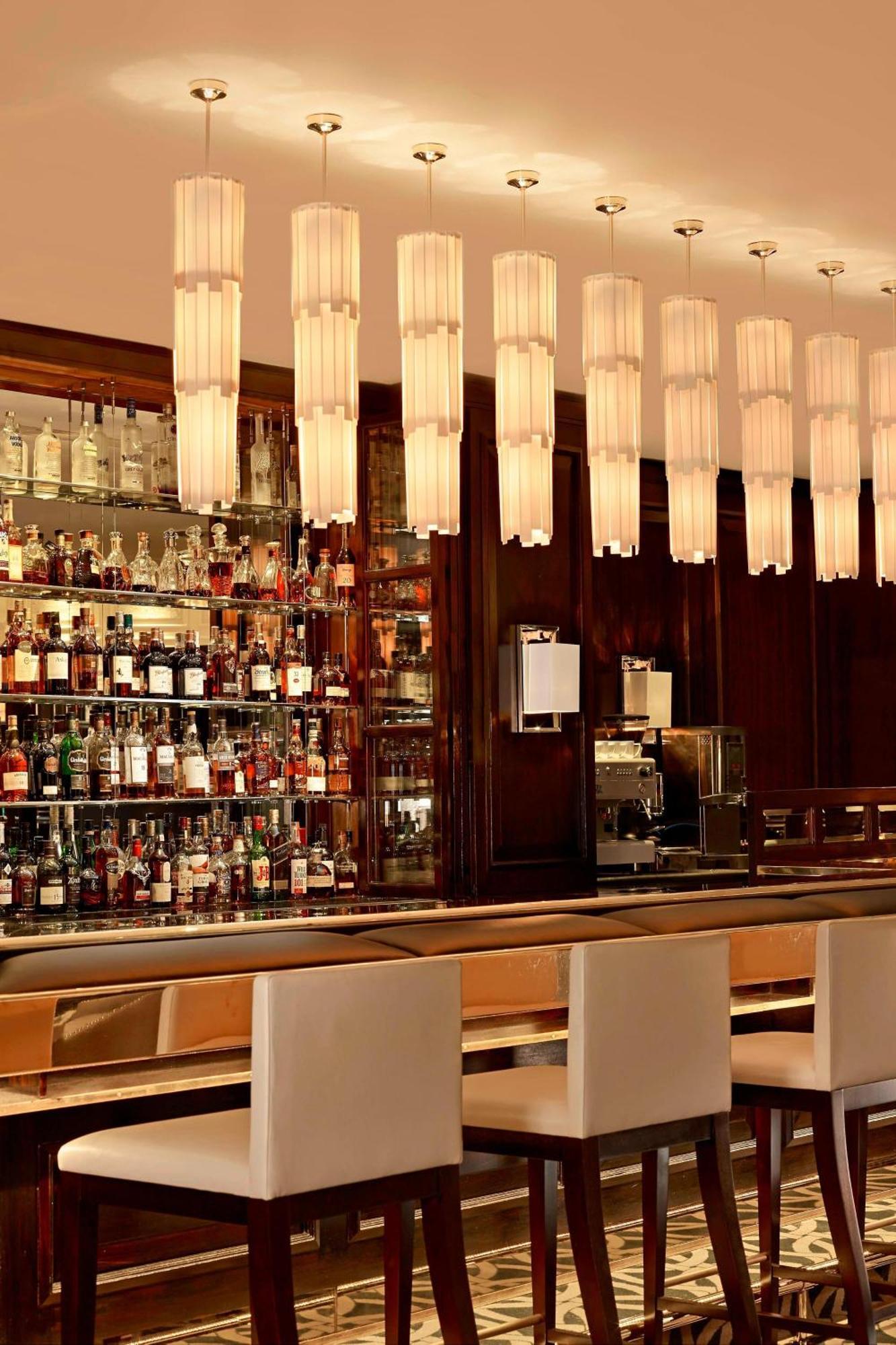 The Park Tower Knightsbridge, A Luxury Collection Hotel, Лондон Экстерьер фото The bar at the Mandarin Oriental, Munich