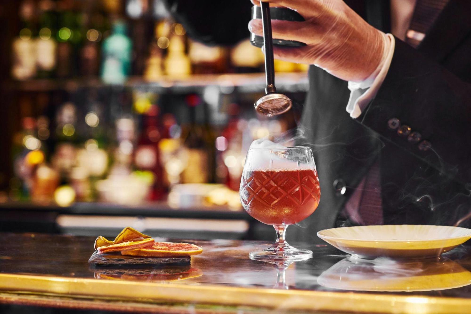 The Park Tower Knightsbridge, A Luxury Collection Hotel, Лондон Экстерьер фото A bartender preparing a cocktail