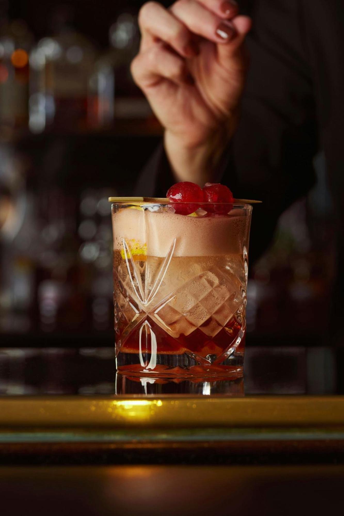 The Park Tower Knightsbridge, A Luxury Collection Hotel, Лондон Экстерьер фото A Clover Club cocktail