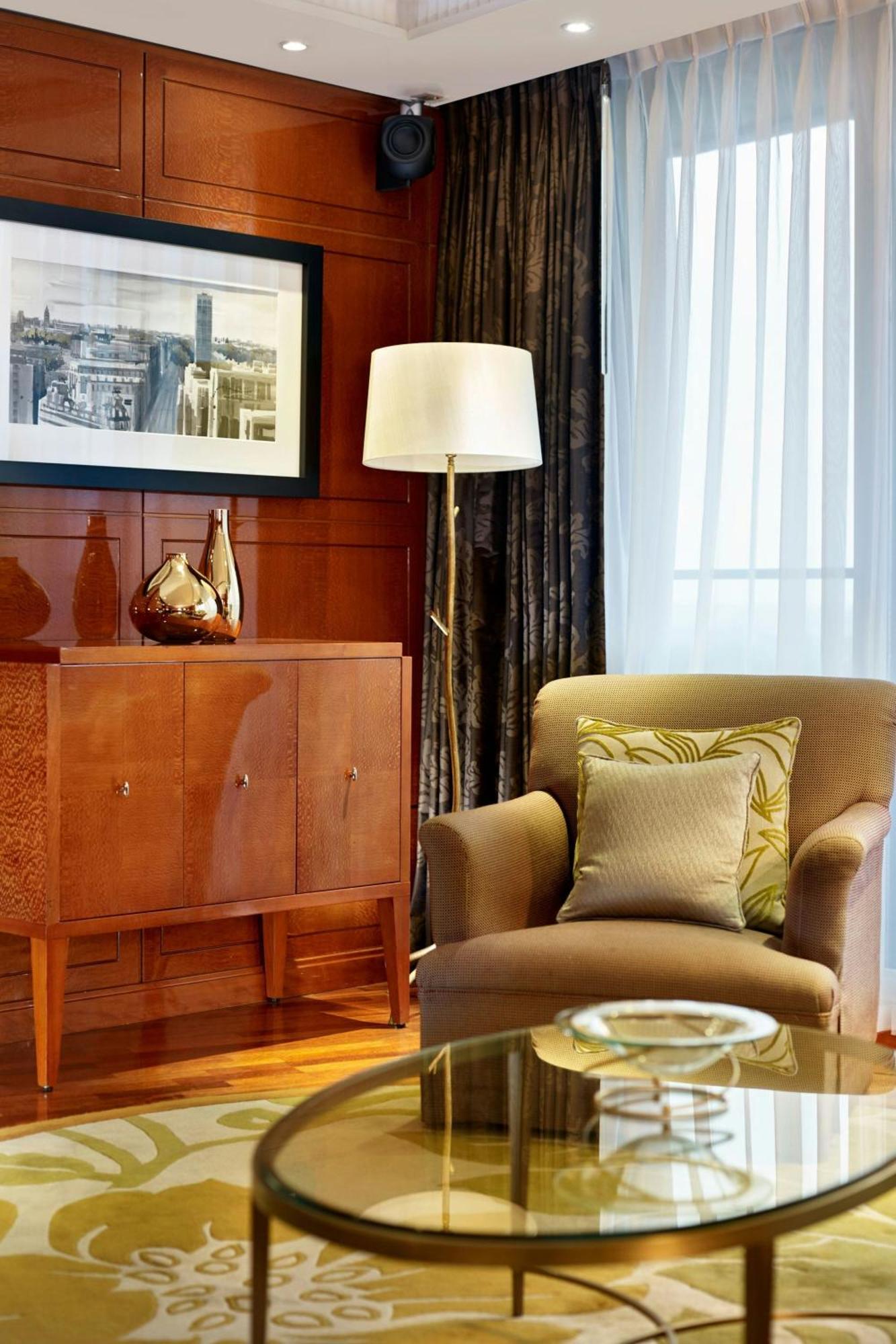 The Park Tower Knightsbridge, A Luxury Collection Hotel, Лондон Экстерьер фото A floor lamp